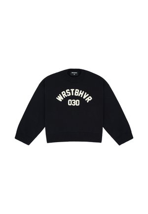 Schwarzer Pullover mit Rundhalsausschnitt und weißem Text "WRSTBHVR 030" quer über der Brust, mit gerippten Bündchen und Saum.