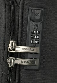 Schwarze Reisetasche mit Reißverschluss und zwei silbernen Metallgriffen, ausgestattet mit einem Kombinationsschloss mit weißer Ziffernanzeige und Logo, strukturiertes Äußeres.
