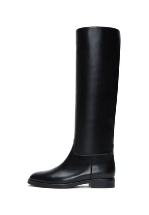 Bottes en cuir noir montantes avec une finition lisse, bout rond et un petit talon carré. Elles présentent des lignes épurées et un design minimaliste.