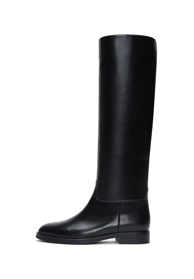 Bottes en cuir noir montantes avec une finition lisse, bout rond et un petit talon carré. Elles présentent des lignes épurées et un design minimaliste.