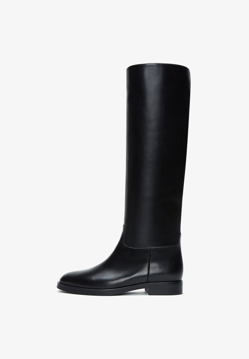 Bottes en cuir noir montantes avec une finition lisse, bout rond et un petit talon carré. Elles présentent des lignes épurées et un design minimaliste.