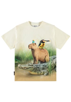 T-shirt en coton de couleur claire présentant un graphisme détaillé d'un capybara, d'un toucan et d'un petit oiseau sur un crocodile dans un environnement naturel.