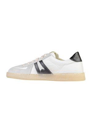 Sneaker bianca a taglio basso con dettagli in suede grigio chiaro, tacco e accenti laterali neri testurizzati, lacci color crema e suola beige traslucida.