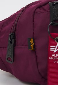 Alpha Industries CREW WAIST BAG UNISEX - Borsetă - burgundy