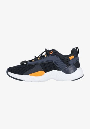 Chaussures de sport en mesh avec une tige bleu marine et des accents orange, une semelle blanche rembourrée et un design sans lacets avec un système d'ajustement à bascule.