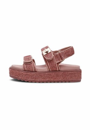 Roze gevlochten platformsandaal met twee verstelbare banden en een gesp sluiting op een dikke zool.