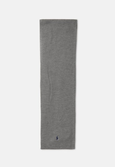 Cachecol cinza com nervuras feito de tecido suave, apresentando um pequeno logotipo azul na parte inferior. Design longo e estreito com superfície texturizada.