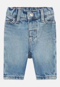 Lyseblå denimshorts med klassisk femlommersdesign, avsluttet med en frontknapp og kontrastsøm. Myk tekstur, rett snitt.