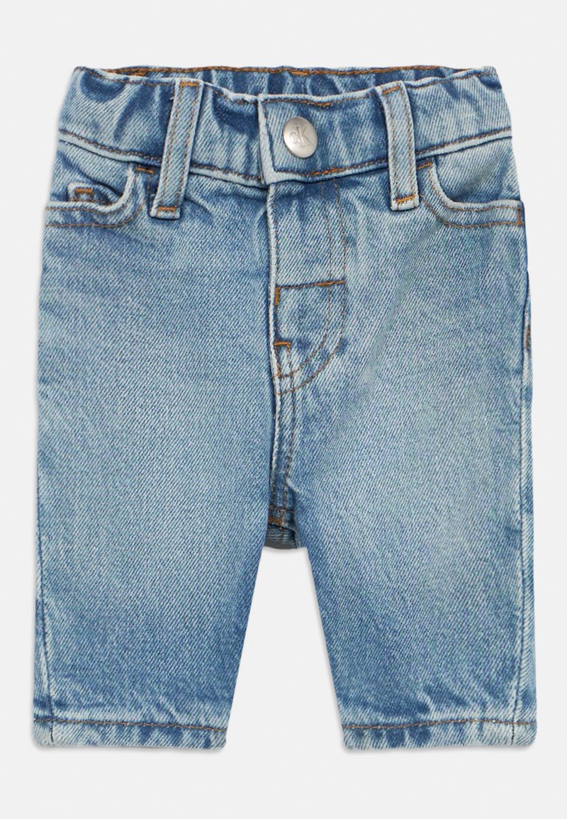 Lyseblå denimshorts med klassisk femlommersdesign, avsluttet med en frontknapp og kontrastsøm. Myk tekstur, rett snitt.