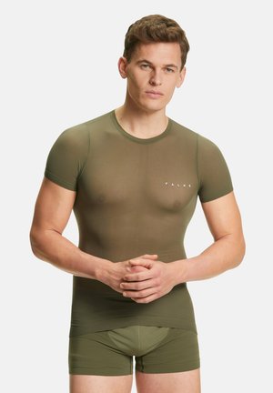 Olive-zieleń dopasowana koszula z krótkim rękawem i pasujące majtki typu boxer. Gładka faktura, żebrowany design, z logo "FALKE" na klatce piersiowej.