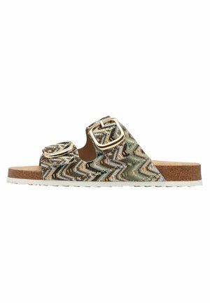 Sandalo a fascia con motivo intrecciato in verde, beige e nero. Presenta due fibbie color oro e una soletta in sughero naturale. Suola in gomma bianca.
