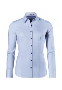 Camicia a maniche lunghe azzurro chiaro realizzata in tessuto liscio, con colletto a punta, chiusura a bottoni sul davanti con bottoni blu navy e vestibilità su misura.