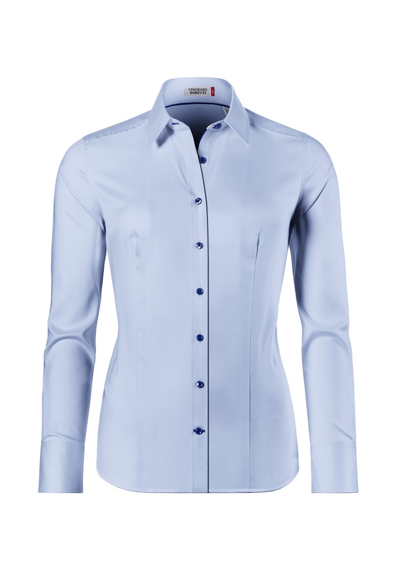 Camicia a maniche lunghe azzurro chiaro realizzata in tessuto liscio, con colletto a punta, chiusura a bottoni sul davanti con bottoni blu navy e vestibilità su misura.