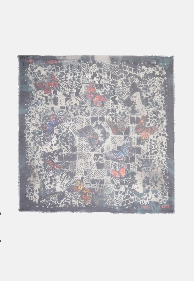 Foulard carré avec un motif en dentelle et des motifs de papillons colorés, dans des nuances de gris et blanc, avec des bords effilochés.
