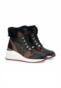 Zapatillas altas con cuero negro, ante marrón y textil con patrón, con un cuello de piel sintética, acentos metálicos y suela de cuña.
