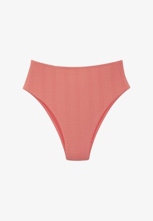 Costume da bagno con slip a vita alta di colore corallo chiaro, realizzato in tessuto rigato, caratterizzato da una texture liscia e un design pulito e moderno.