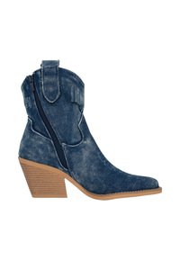 Botín de denim con punta afilada, cremallera lateral y tacón redondeado. Presenta una tela azul texturizada con un ligero desgaste y detalles en costura.