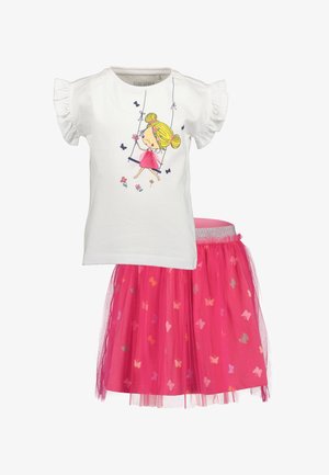 Top bianco a maniche corte con maniche arricciate e stampa di bambina sull'altalena abbinato a gonna di tulle rosa decorata con motivi di farfalle multicolori.