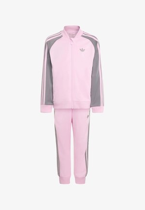 Hellrosa-grauer Adidas Kinder-Trainingsanzug mit Reißverschlussjacke, gestreiften Ärmeln und passenden Hosen mit Seitenstreifen und Logos.