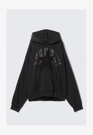Zwarte hoodie met een kangoeroezak, voorzien van een grote getextureerde ster en bedrukte letters. Gemaakt van zachte stof met een comfortabele pasvorm.