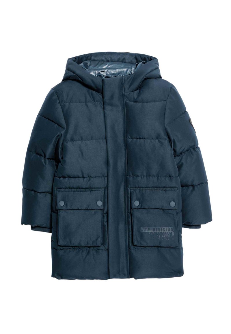 Giacca acolchita blu navy con cappuccio, dotata di zip frontale, due ampie tasche con bottone a pressione e un dettagli logo sulla tasca inferiore.