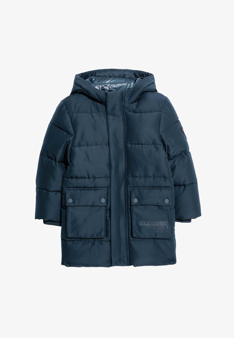 Giacca acolchita blu navy con cappuccio, dotata di zip frontale, due ampie tasche con bottone a pressione e un dettagli logo sulla tasca inferiore.