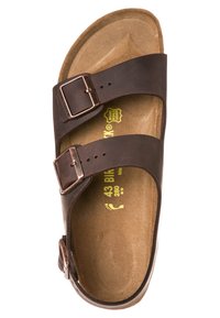 Sandalo in pelle marrone con due cinturini regolabili dotati di fibbie. Sottopiede sagomato con marchio giallo, posato su una suola marrone texturizzata. Taglia 43.