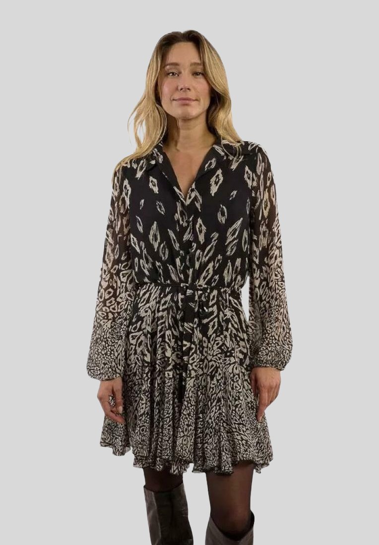 Schwarz-weißer, gemusterter Kleid mit langen Ärmeln, einem Kragen und einem gerafften Rock. Verfügt über eine Bindegürtel und eine strukturierte Stoff.