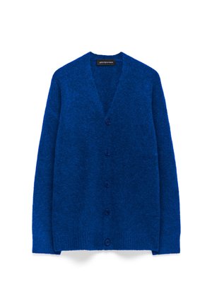 Blå ullkofta med V-ringning, fem matchande knappar, långa ärmar och ribbade muddar och nederkant. Mjuk textur med en fluffig utseende.