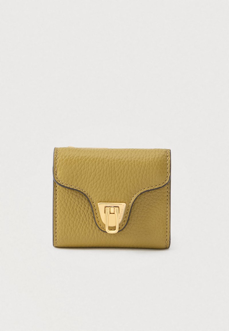 Μικρό υφασματικό πορτοφόλι σε ελιά πράσινο δέρμα με καμπυλωτό καπάκι και χρυσό μεταλλικό κλείσιμο σε απλό φόντο.