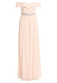 Robe longue à épaules dénudées en tissu rose doux. Caractérisée par un corsage ajusté, une jupe fluide et une ceinture décorative argentée. Texture lisse.