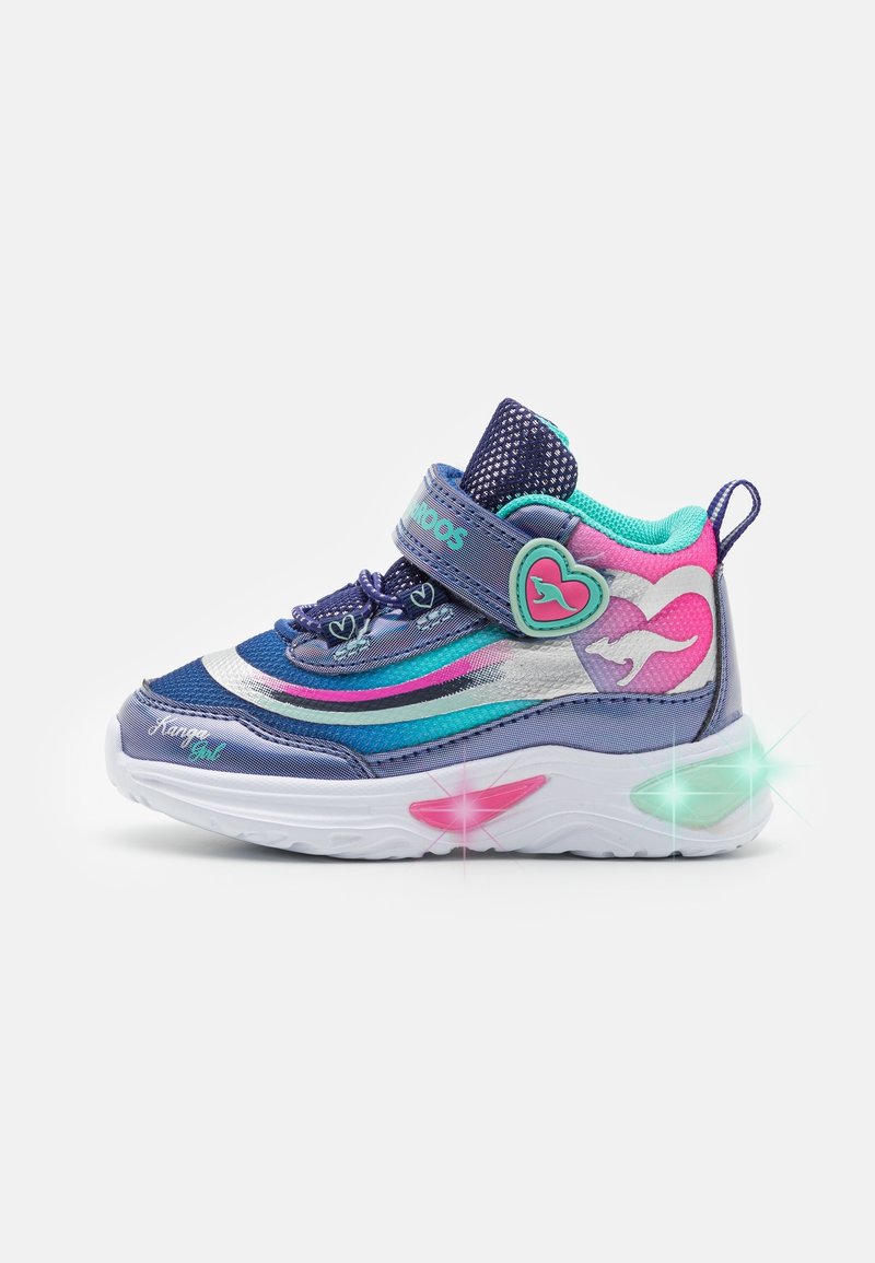 Baskets montantes pour enfants en violet, bleu sarcelle et rose, avec une bride en forme de cœur, des lumières sur la semelle éclairée et un logo kangourou sur le côté.