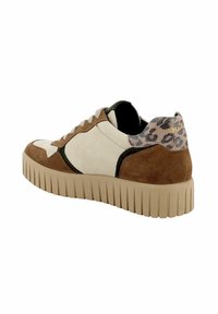 Sneaker in camoscio con upper beige e dettagli marroni, suola texturizzata color cuoio e goccia sul tallone in stampa leopardo. Lacci rotondi e punta rinforzata.