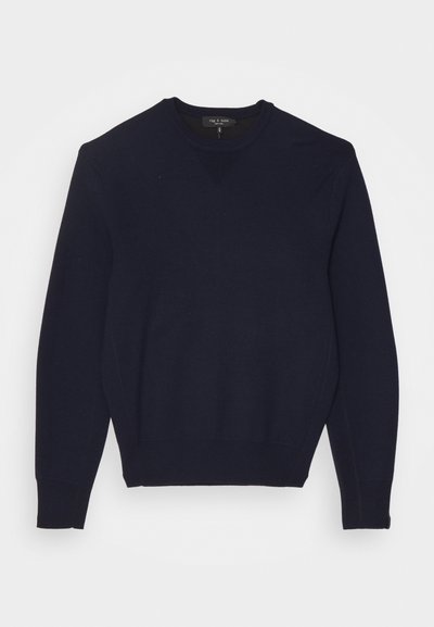 Pull bleu marine en maille douce avec un col en V, des poignets et un ourlet côtelés, présentant un design classique sans motifs ni accents.