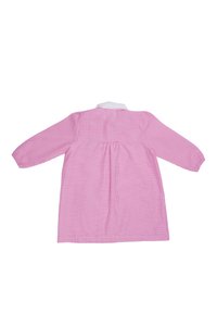 Abito lungo a maniche lunghe in gingham rosa con colletto bianco e pieghe sul retro, caratterizzato da un motivo a quadretti e colori solidi.