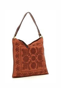 Borsa a tracolla in pelle marrone con motivo floreale in rilievo, di forma rettangolare piatta, dotata di una sola tracolla marrone e chiusura con zip.
