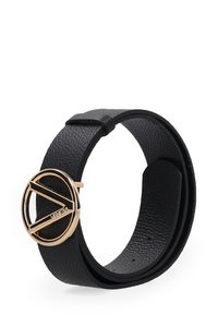 Sort læderrem til ur med en struktureret overflade, der har et guldfarvet cirkulært emblem med en diagonal accent og brandlogo.