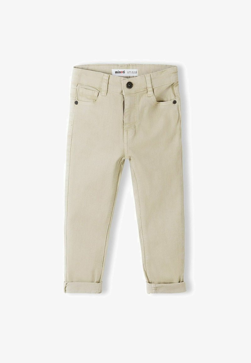 Pantalon beige pour enfant avec revers roulés, fermeture avant par boutons, passants pour ceinture et deux poches avant avec petits rivets.
