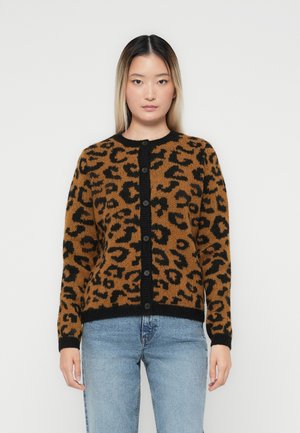 Cardigan imprimé léopard marron avec des accents noirs, présentant un col rond, une fermeture à boutons sur le devant et des poignets et un ourlet côtelés. Texture tricotée.