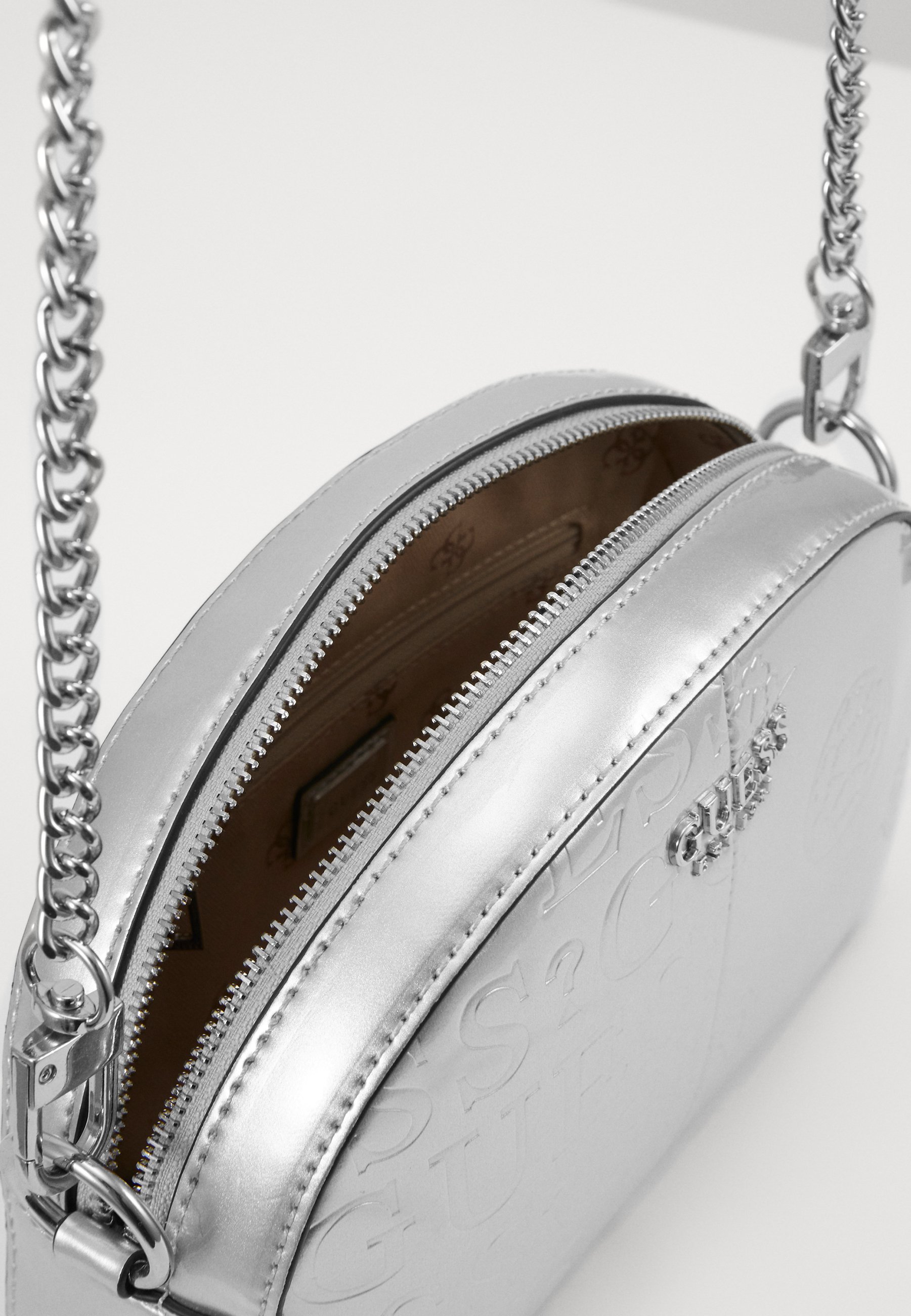 Guess KAYLYN MINI CROSSBODY TOP ZIP Håndveske silver Guess KAYLYN MINI CROSSBODY TOP ZIP Skulderveske denim