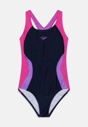 Costume da bagno Speedo con corpo blu navy e pannelli laterali rosa e viola, design con schiena a nuotatore e texture del tessuto liscia.