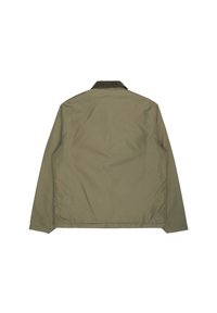 Chaqueta verde oliva con cuello alzado, textura suave y un corte relajado. La vista trasera muestra un diseño simple sin cierres visibles.