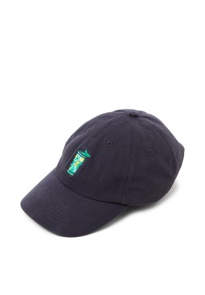 Dunkelblaues Baseballcap mit einem gestickten grünen Cocktailglas, das Zitronenscheiben und einen Strohhalm auf dem vorderen Panel zeigt.