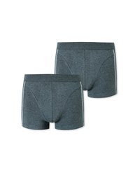Pantalones cortos de boxer en gris oscuro, fabricados con un tejido suave, que cuentan con una cinturilla plana, diseño sin costuras y acentos laterales en blanco contrastante.