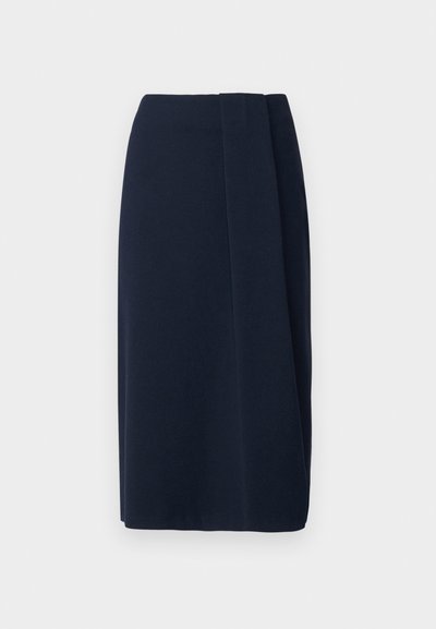 Dunkelmarine Bleistiftrock mit glatter Textur und seitlichem Drapierungselement. Hergestellt aus einem weichen Stoff, hat er eine gerade Form und einen knielangen Schnitt.