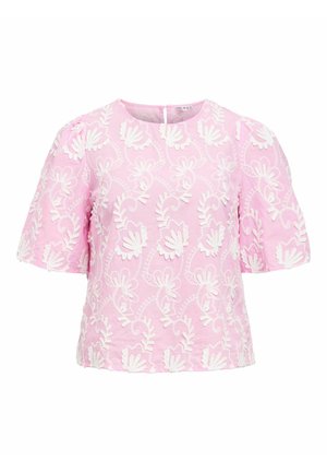 Roza bluzica z vezenim belim cvetličnim vzorcem, pulover design, kratke napihnjene rokave in okroglo ovratnik. Podrobnost teksturirane tkanine.