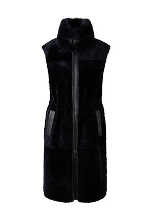 Černá umělá kožešina bez rukávů s vysokým límcem, celodélkovým zipem a lesklými černými bočními kapsami. Měkká textura a přiléhavý design.