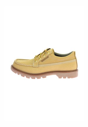 Scarpa in pelle gialla con cuciture bianche, design con lacci, colletto imbottito, suola in gomma texturizzata e suola esterna marrone, robusta.