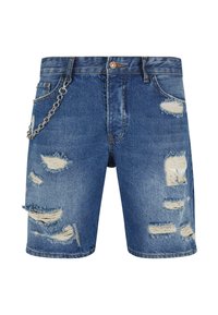 Pantalones cortos de mezclilla en azul medio con rasgaduras envejecidas y bordes deshilachados. Presenta un detalle de cadena plateada adjunto al bolsillo delantero.