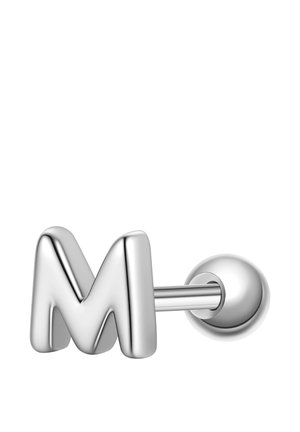 Pendiente de plata con un motivo de la letra mayúscula "M" y un respaldo en forma de bola sobre un fondo blanco.